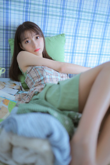 奶头从情趣内衣下露了出来